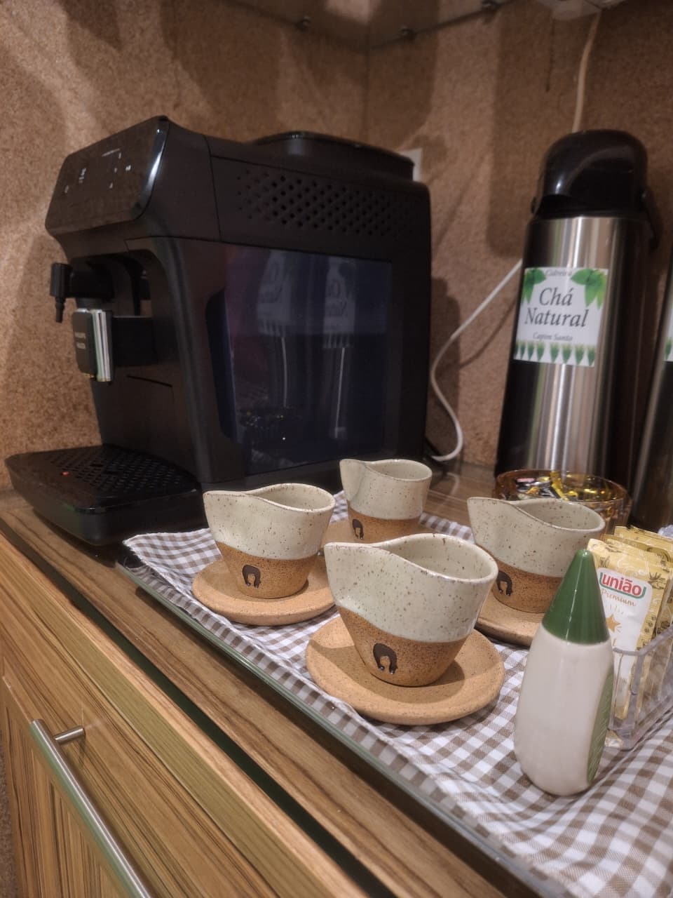 Cantinho de café e chá com xícaras de cerâmica para quem aguarda
