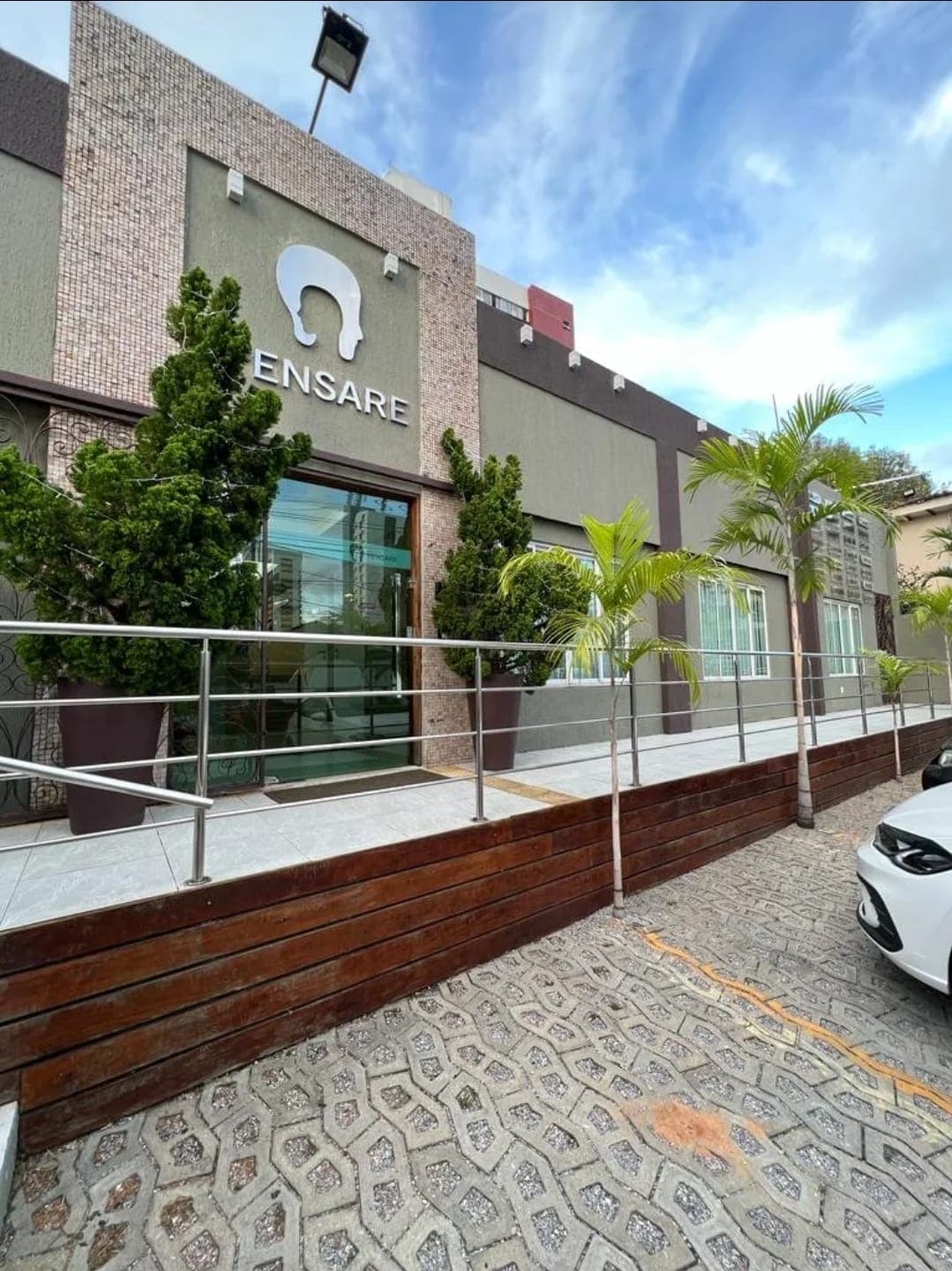 Fachada do Instituto Pensare, onde fica o consultório, com rampa de acesso